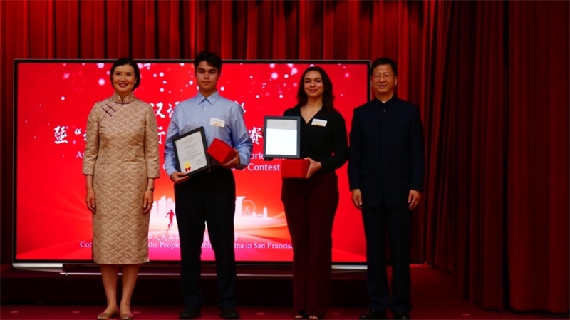 駐舊金山總領(lǐng)事張建敏及其夫人鄭心為選手頒獎(jiǎng)。李鑫江攝