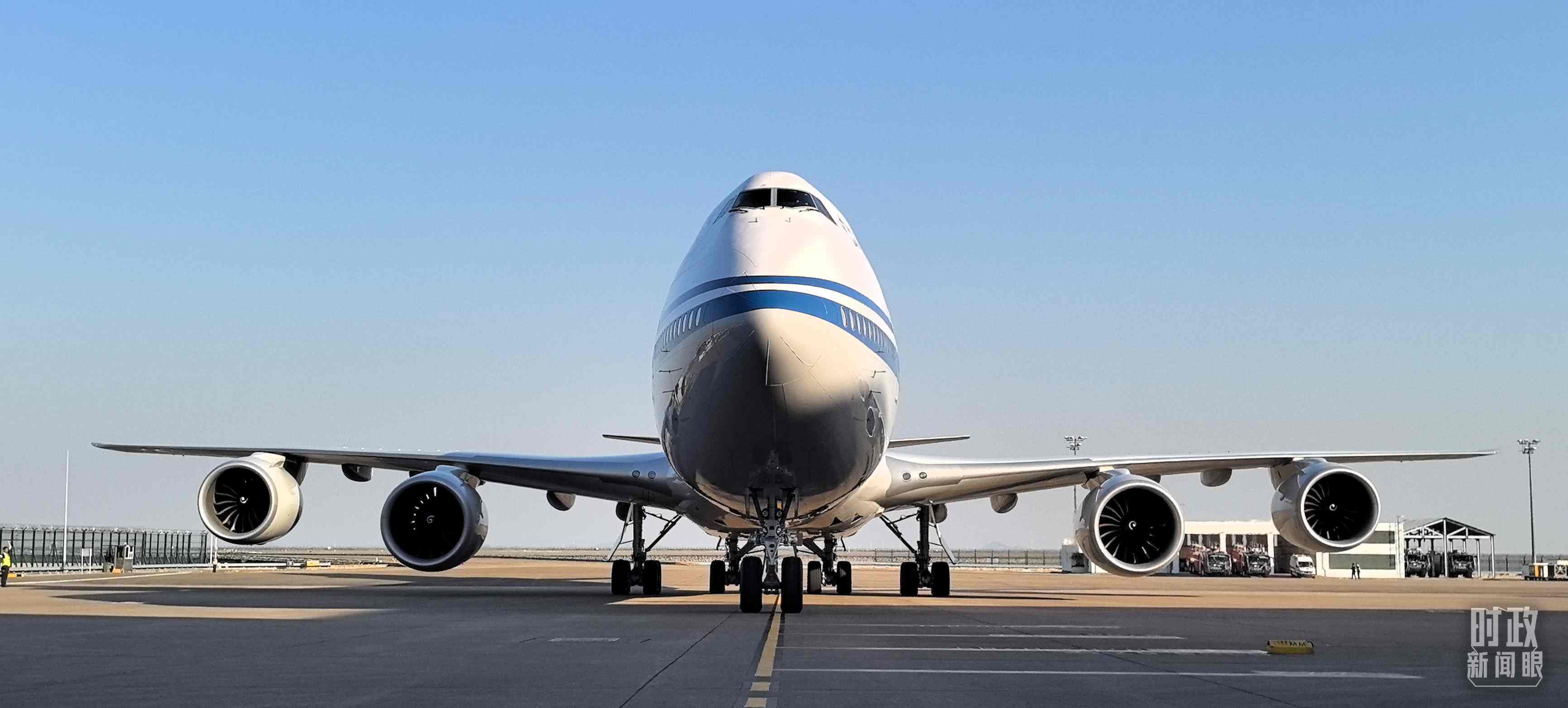 △習(xí)主席專機抵達澳門國際機場。（總臺央視記者王子杭拍攝）