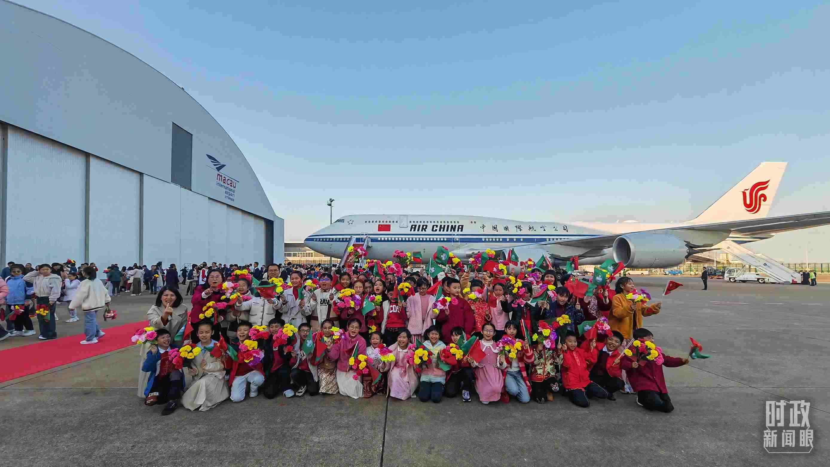 △歡迎儀式后，歡迎人群合影留念。（總臺央視記者劉琦拍攝）