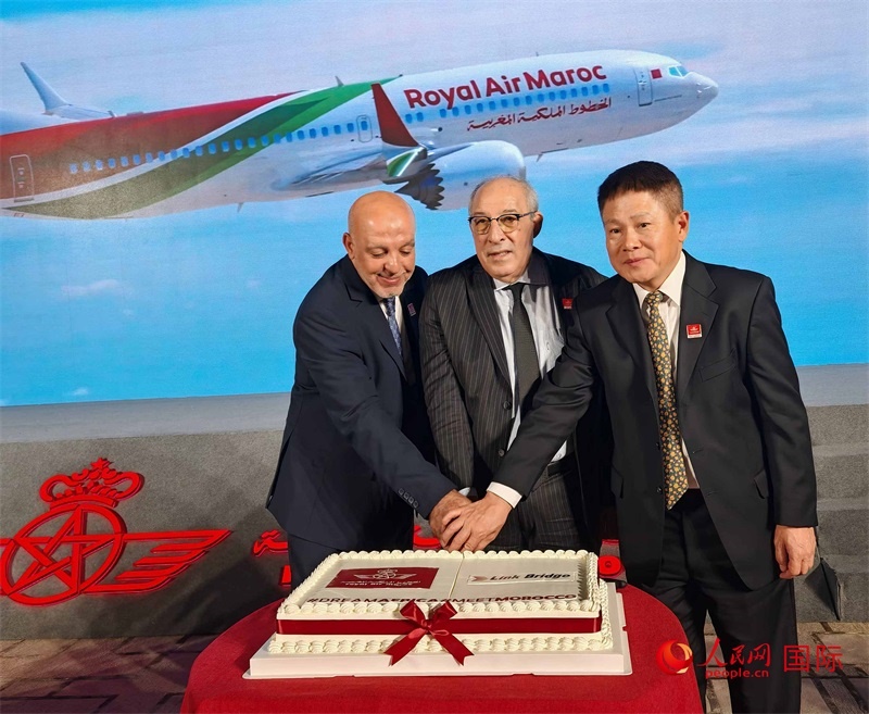 中摩雙方嘉賓共同切蛋糕，慶祝兩國(guó)直飛復(fù)航。人民網(wǎng)記者 李琰攝