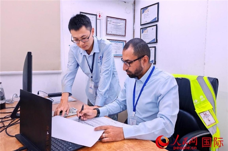 中外員工共同跟進(jìn)項(xiàng)目進(jìn)展。人民網(wǎng)記者 管克江攝