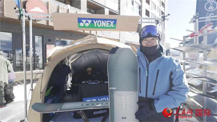 大塚幸博向記者展示滑雪板。人民網(wǎng)記者 袁蒙攝