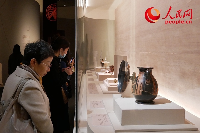 11月13日，觀眾正在國博參觀“美的多元——古希臘的藝術(shù)與生活”展。人民網(wǎng)記者 韋衍行攝