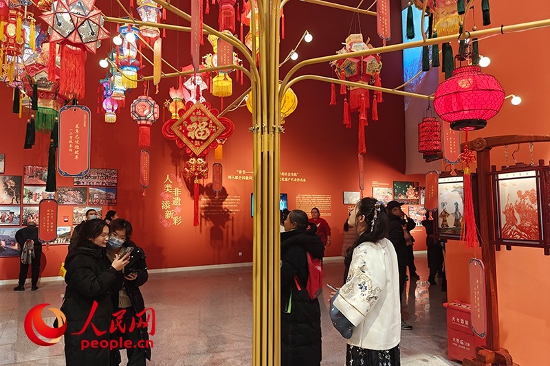 12月21日，觀眾正在參觀“過年——春節(jié)主題展”。人民網(wǎng)記者 韋衍行攝