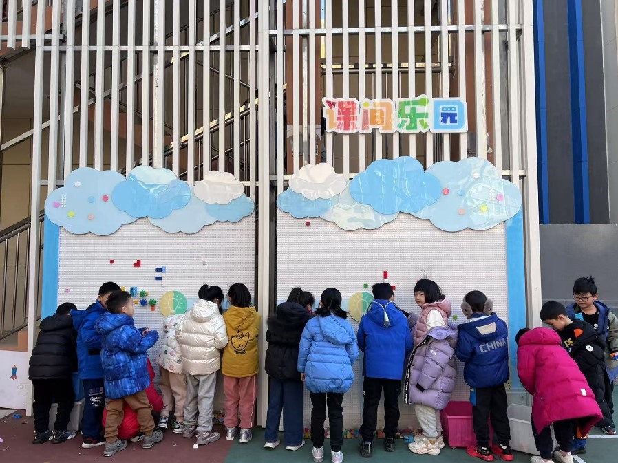 學生們在課間樂園玩拼圖。人民網(wǎng) 白炅攝