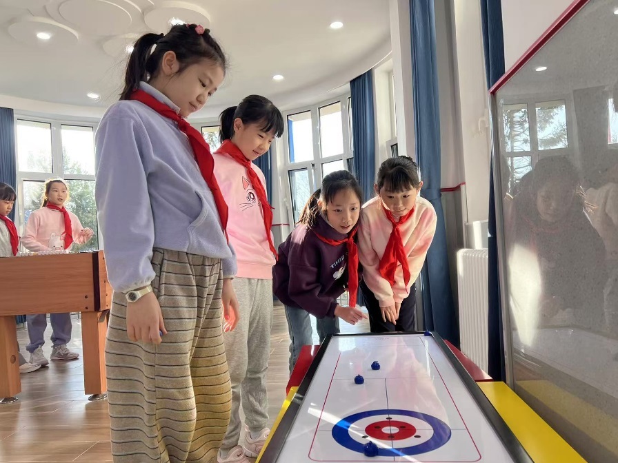 學生們在少先隊大廳進行課間活動。人民網(wǎng) 白炅攝