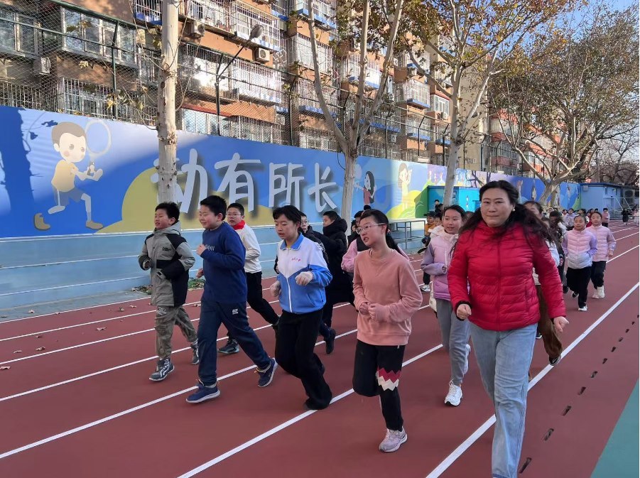 學生們在班主任陪同下跑步。人民網(wǎng) 白炅攝