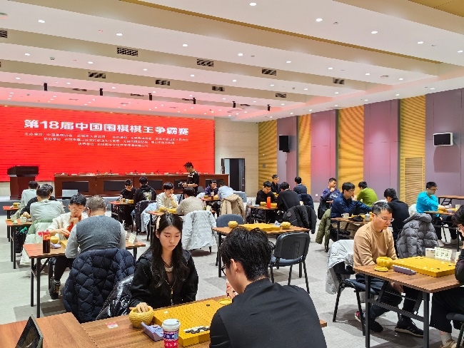 棋手在比賽中。人民網(wǎng)記者 李乃妍攝