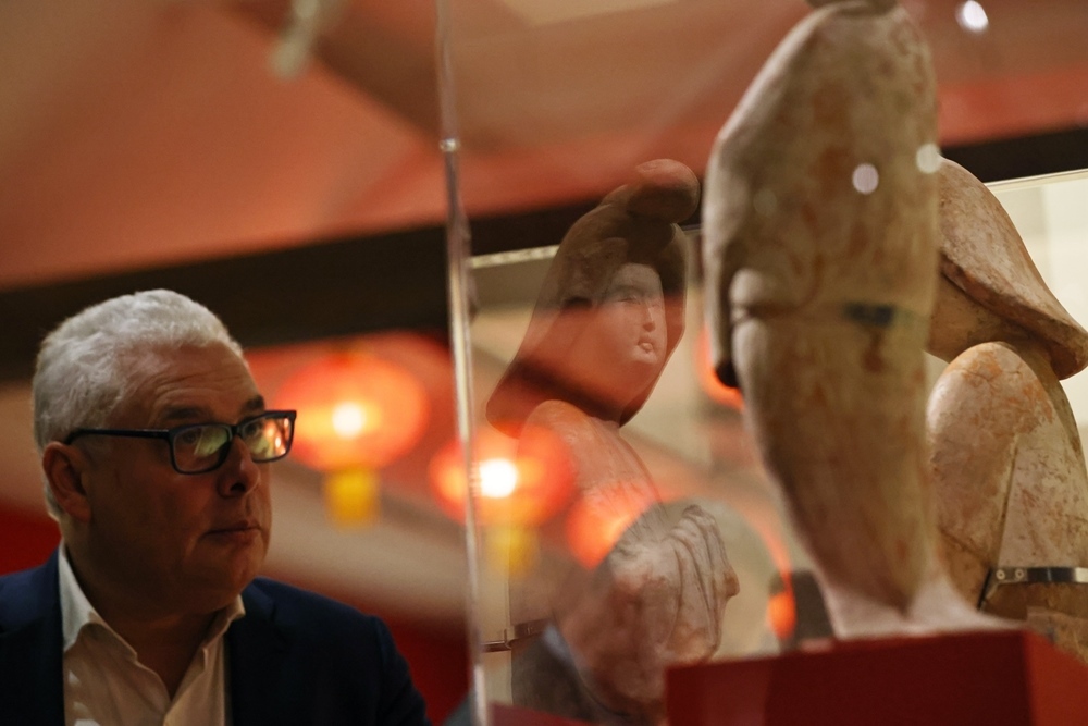 2024年11月18日，在位于法國(guó)巴黎的吉美國(guó)立亞洲藝術(shù)博物館，一名觀眾參觀“中國(guó)·唐——一個(gè)多元開(kāi)放的朝代（7至10世紀(jì)）”展覽。新華社記者 高靜 攝