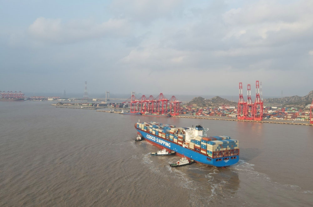 “新上?！陛喌诌_(dá)洋山港，這是自秘魯錢(qián)凱港開(kāi)港后首個(gè)“錢(qián)凱—上?！闭胶酱危?024年12月18日攝，無(wú)人機(jī)照片）。新華社記者 方喆 攝