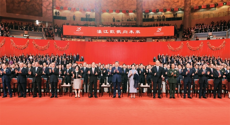 2024年12月19日晚，慶祝澳門回歸祖國25周年文藝晚會在澳門東亞運(yùn)動會體育館舉行。中共中央總書記、國家主席、中央軍委主席習(xí)近平觀看演出。晚會最后，習(xí)近平同全場觀眾一起高唱《歌唱祖國》。 新華社記者 丁林/攝