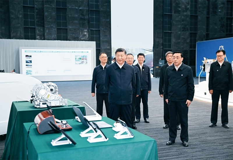 2024年10月17日至18日，中共中央總書記、國家主席、中央軍委主席習(xí)近平在安徽考察。這是17日下午，習(xí)近平在合肥濱湖科學(xué)城察看安徽省重大科技創(chuàng)新成果集中展示。 新華社記者 謝環(huán)馳/攝