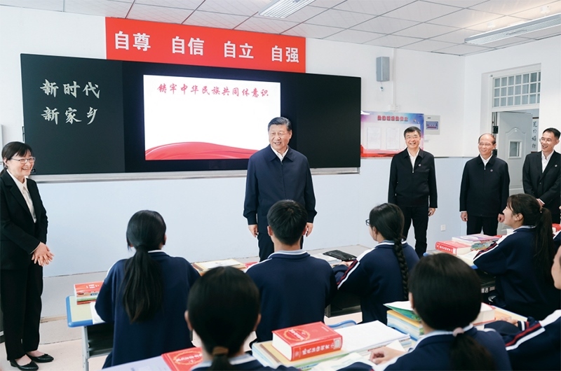 2024年6月18日至19日，中共中央總書記、國家主席、中央軍委主席習(xí)近平在青?？疾?。這是18日下午，習(xí)近平在果洛西寧民族中學(xué)高一（1）班觀摩“新時(shí)代、新家鄉(xiāng)”主題思政課。 新華社記者 鞠鵬/攝