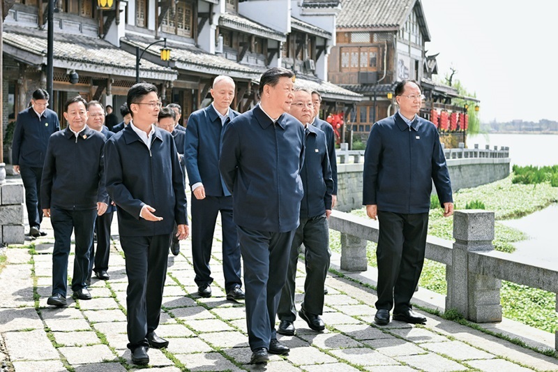 2024年3月18日至21日，中共中央總書記、國家主席、中央軍委主席習(xí)近平在湖南考察。這是19日上午，習(xí)近平在常德河街考察。 新華社記者 謝環(huán)馳/攝