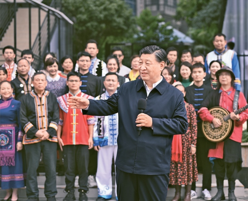 2023年12月14日至15日，中共中央總書記、國家主席、中央軍委主席習(xí)近平在廣西考察。這是14日上午，習(xí)近平在南寧市良慶區(qū)蟠龍社區(qū)考察時(shí)，同社區(qū)各族群眾親切交流。 新華社記者 燕雁/攝