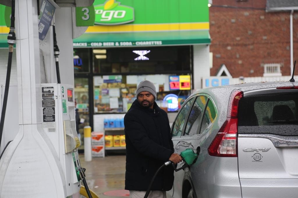 2024年12月11日，一名男子在美國紐約一處加油站加油。新華社記者劉亞南 攝