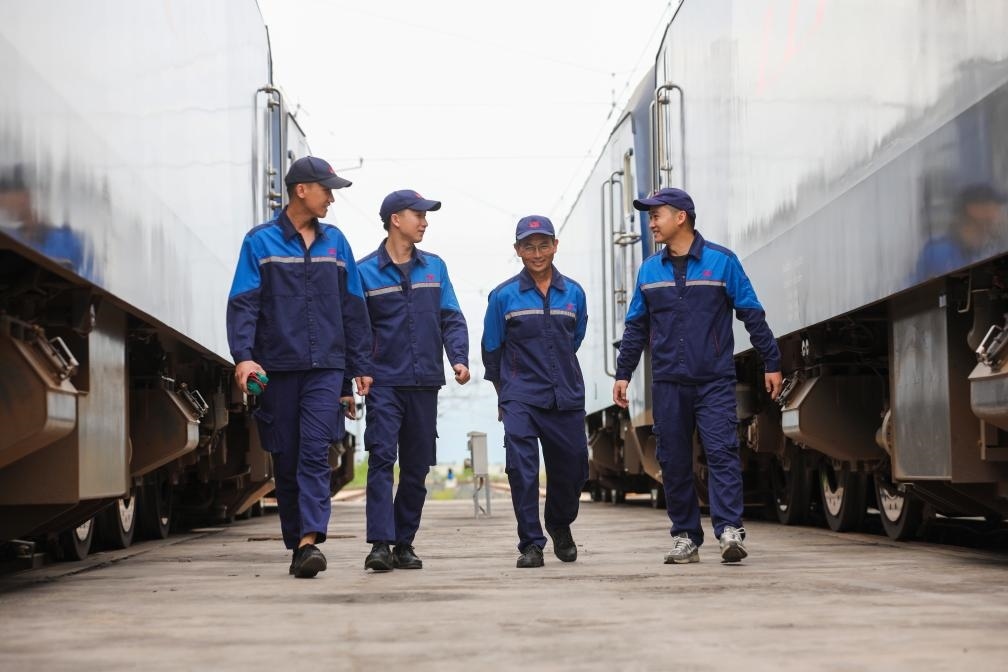 2024年9月9日，來(lái)自中國(guó)、老撾的師徒4人在中老鐵路萬(wàn)象運(yùn)營(yíng)管理中心的機(jī)車檢修庫(kù)內(nèi)。新華社發(fā)（楊永全攝）