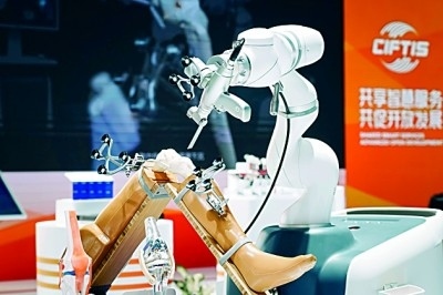 2024年中國(guó)國(guó)際服務(wù)貿(mào)易交易會(huì)上展出的人工智能骨科手術(shù)機(jī)器人。新華社發(fā)