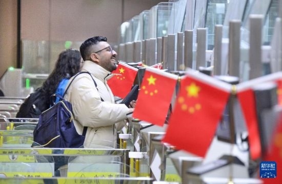 1月2日，國外旅客通過大興機場邊檢站入境。新華社記者 李欣 攝