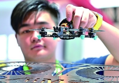 在首屆晉江科技成果轉(zhuǎn)化對接洽談會智能裝備展位，工作人員在展示無人機研究成果。新華社發(fā)