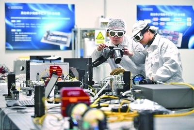 科研人員在中國科學(xué)院西安光學(xué)精密機械研究所阿秒科學(xué)與技術(shù)研究中心做實驗。新華社發(fā)