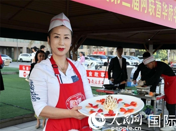 一名參賽選手展示冷盤(pán)“荷塘月色”。人民網(wǎng)記者 管克江攝