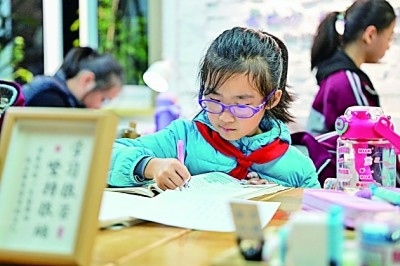 在河南洛陽市澗西區(qū)長安路街道長安路二社區(qū)共享自習(xí)室內(nèi)，孩子們在學(xué)習(xí)。李衛(wèi)超攝/光明圖片