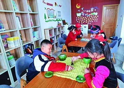 浙江岱山縣秀山鄉(xiāng)秀南村“民生小鋪”里，放學(xué)后的小學(xué)生在下棋。新華社發(fā)