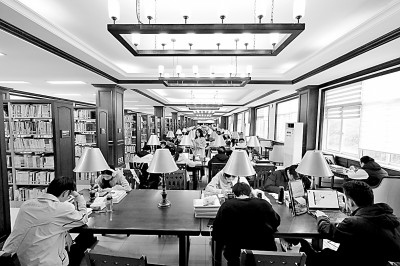 重慶大學(xué)圖書館，大學(xué)生們正在讀書學(xué)習(xí)。孫凱芳攝/光明圖片