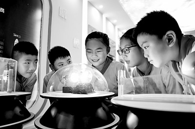 江西省南昌市青云客航天科創(chuàng)空間青少年科普館，孩子們?cè)谟^察光壓傳動(dòng)試驗(yàn)。鮑贛生攝/光明圖片
