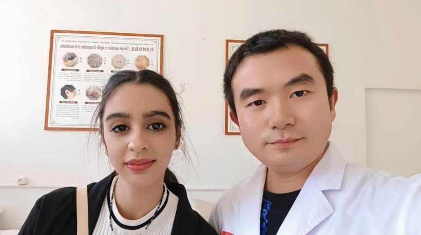 康復(fù)后的阿斯瑪與中國(guó)醫(yī)生梁敏。中國(guó)援阿爾及利亞醫(yī)療隊(duì)供圖