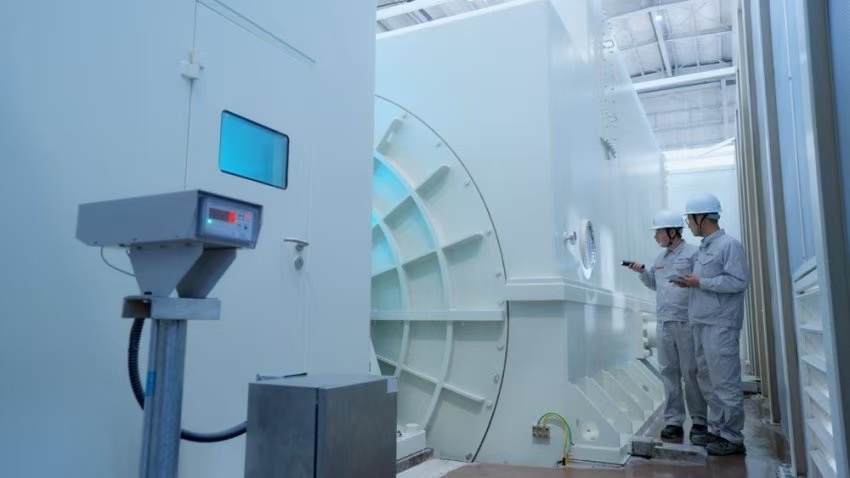 工作人員檢查300兆瓦壓氣儲能示范工程發(fā)電機(jī)。受訪者供圖