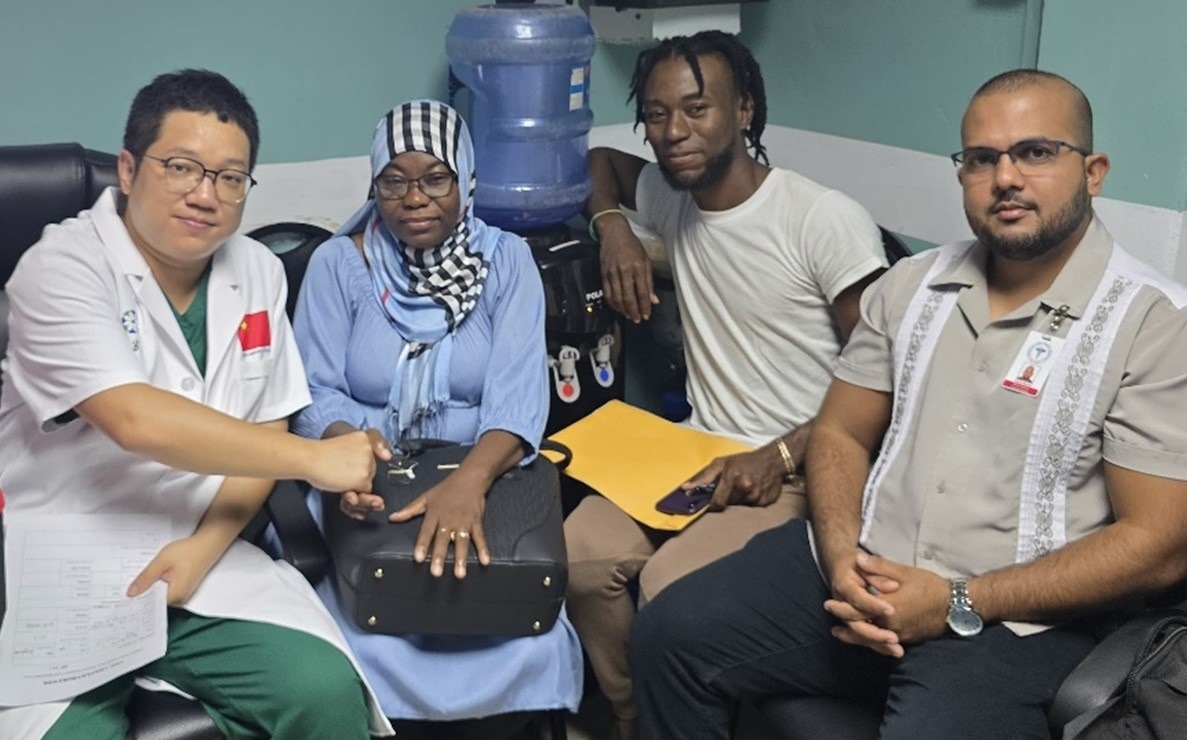 第20期中國援圭亞那醫(yī)療隊成員與患者及其家屬合影。第20期中國援圭亞那醫(yī)療隊供圖