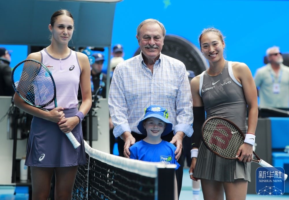 ↑鄭欽文（右）、托多尼（左）在比賽前與澳大利亞網(wǎng)球名將約翰·紐康姆合影。新華社記者 馬平 攝