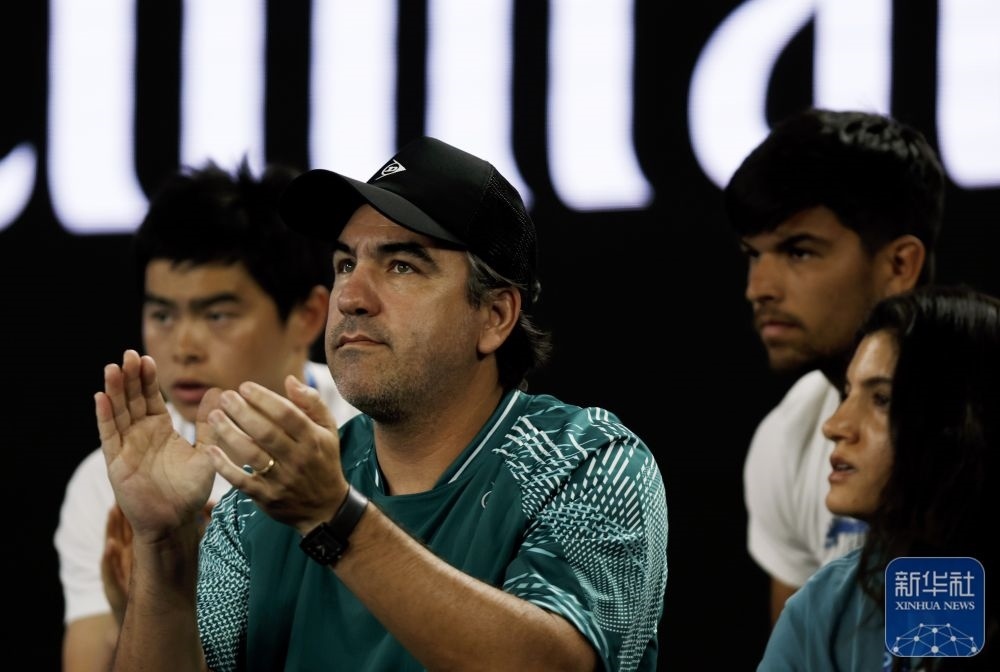 ↑鄭欽文的教練丹特·博蒂尼（中）在場邊觀賽。新華社記者 馬平 攝