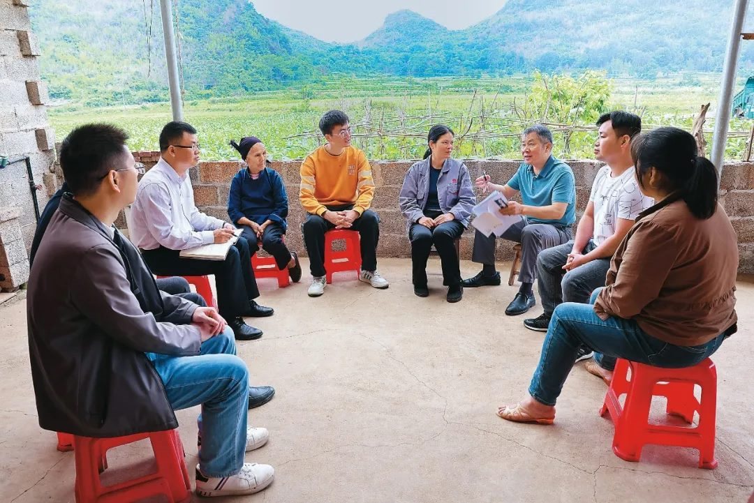 △法學會法律咨詢專家等入戶走訪、調(diào)解糾紛。