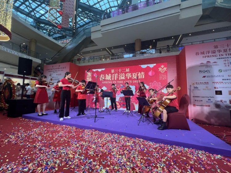 來自中國和新加坡的藝術(shù)團體聯(lián)袂表演了歌舞、器樂、武術(shù)、雜技等多種形式的文藝節(jié)目?；顒又鬓k方供圖