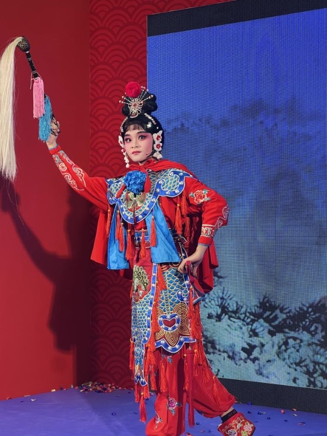 來自中國和新加坡的藝術(shù)團體聯(lián)袂表演了歌舞、器樂、武術(shù)、雜技等多種形式的文藝節(jié)目?；顒又鬓k方供圖