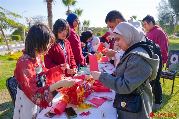 學(xué)生們踴躍參與中國文化體驗活動。人民網(wǎng) 塔里克·易卜拉欣攝