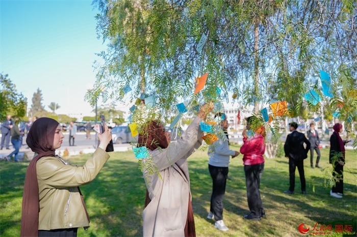 學(xué)生們踴躍參與中國文化體驗活動。人民網(wǎng) 塔里克·易卜拉欣攝