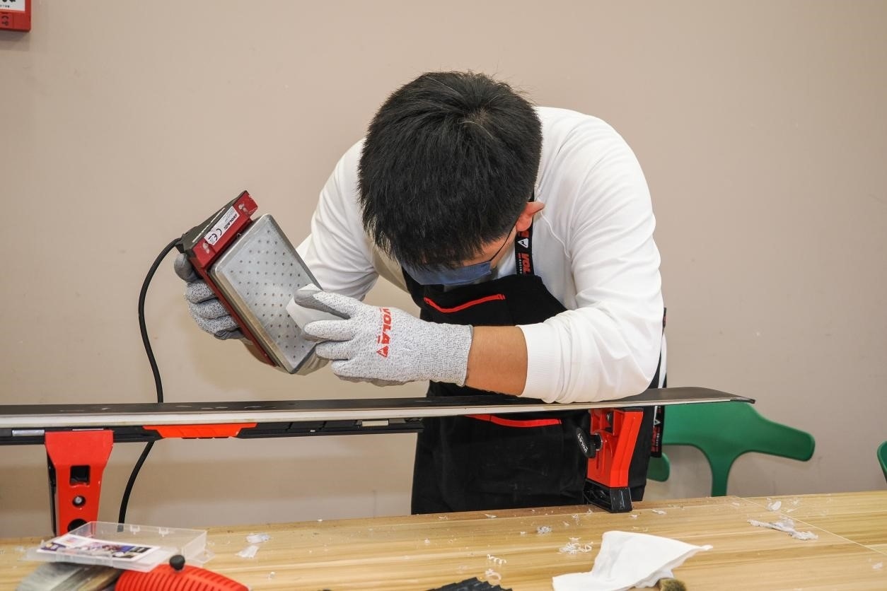 米嘉軒正在給雪板打蠟。受訪者供圖