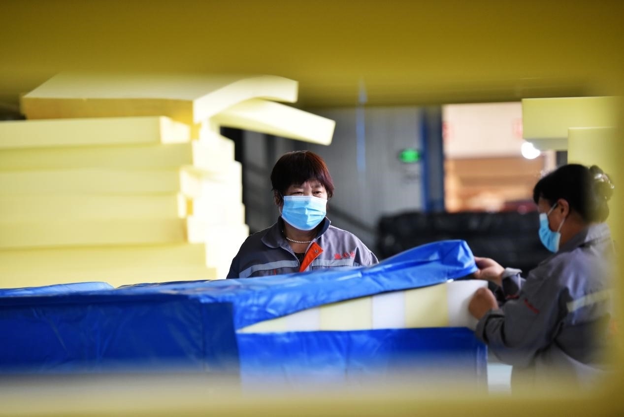 定州市某公司生產(chǎn)的短道速滑防護(hù)墊、速度滑冰防護(hù)墊、雪上防護(hù)墊等產(chǎn)品。白永民攝