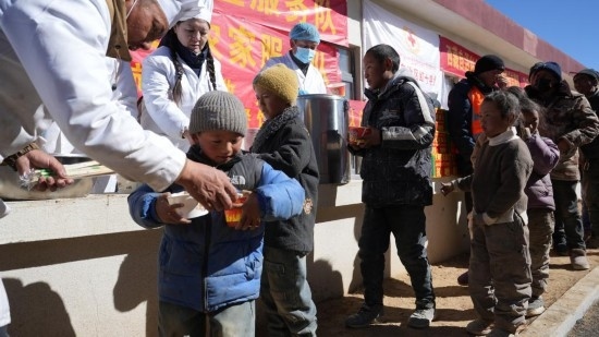 1月14日，廚師們正在給前來用餐的小朋友們打飯。新華社記者 邱星翔 攝