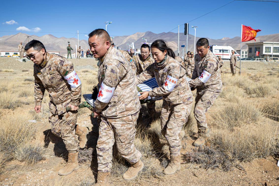 1月9日，日喀則定日縣長(zhǎng)所鄉(xiāng)，西藏軍區(qū)總醫(yī)院醫(yī)療隊(duì)隊(duì)員將受傷村民用擔(dān)架從救護(hù)車準(zhǔn)備抬上直升機(jī)，轉(zhuǎn)運(yùn)至拉薩的西藏軍區(qū)總醫(yī)院救治。人民日?qǐng)?bào)記者張武軍攝