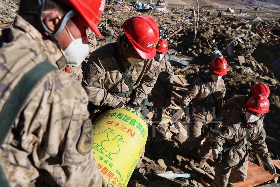 1月10日，定日縣長(zhǎng)所鄉(xiāng)古榮村，武警官兵幫助受災(zāi)群眾整理廢墟，搶救被掩埋的物資。環(huán)球時(shí)報(bào)記者崔萌攝