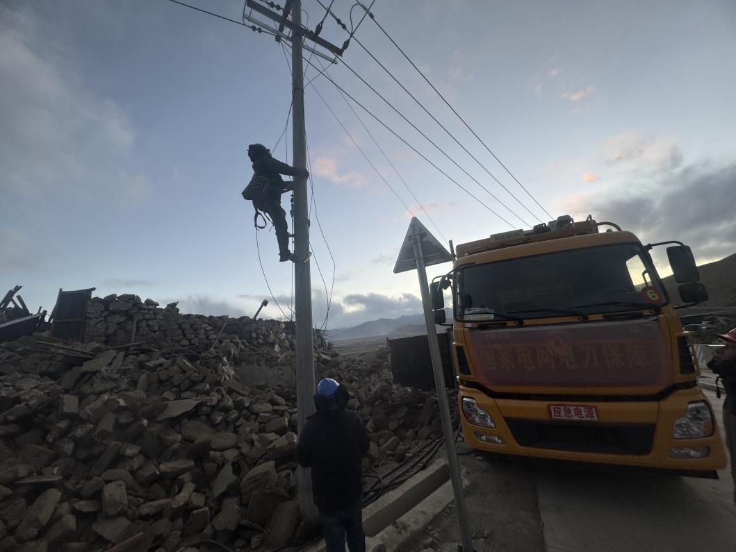 1月10日，定日縣長(zhǎng)所鄉(xiāng)，國(guó)家電網(wǎng)西藏電力員工正在搶修災(zāi)區(qū)受損線路。人民日?qǐng)?bào)記者宋豪新攝