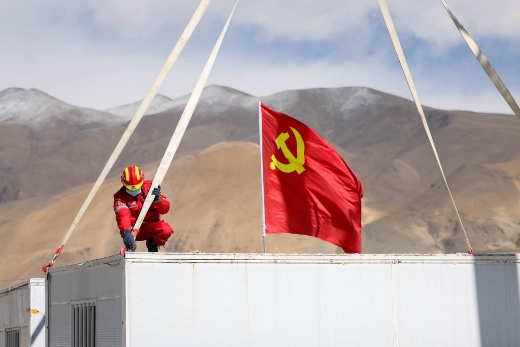 1月13日，定日縣長(zhǎng)所鄉(xiāng)嘎布村安置點(diǎn)，中國(guó)安能三局成都基地支援震區(qū)的黨員突擊隊(duì)隊(duì)員在搭建活動(dòng)板房。人民日?qǐng)?bào)記者張武軍攝