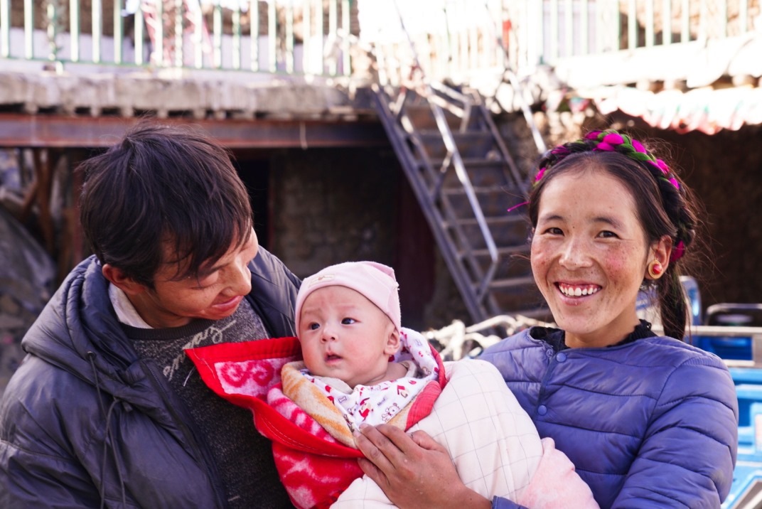 1月11日，在西藏日喀則市人民醫(yī)院，受災(zāi)群眾抱著自己在地震中受傷的孩子康復(fù)出院。人民日?qǐng)?bào)記者徐馭堯攝