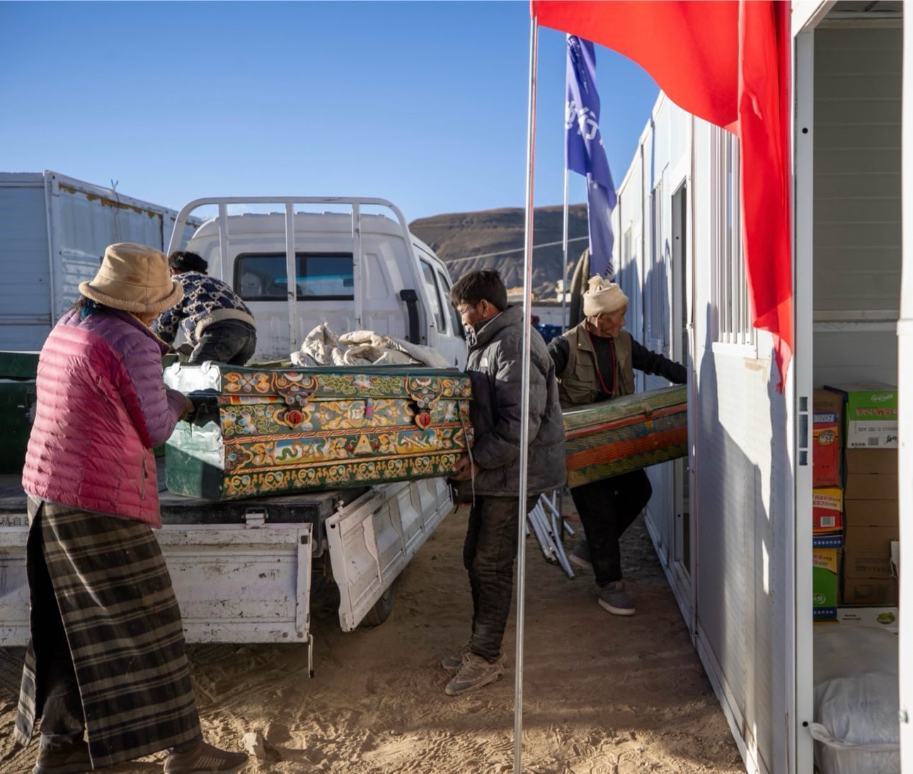 1月11日，西藏定日縣曲洛鄉(xiāng)措昂村，首批入住活動(dòng)板房的村民正在搬運(yùn)物品，為入住做準(zhǔn)備。人民日?qǐng)?bào)記者張武軍攝