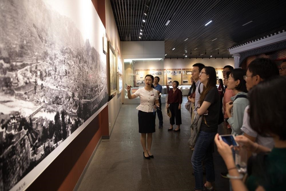 △參觀者在遵義會議紀(jì)念館聽取介紹。